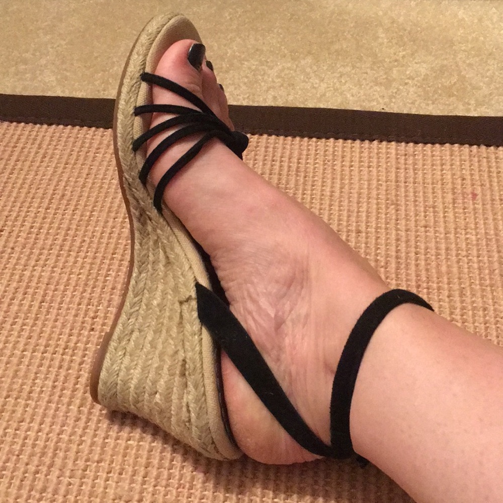 Women’s SZ 6.5 BP black strappy wedge sandals